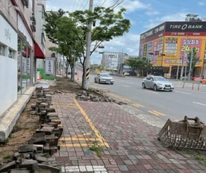 포항시, 누더기 보행로 공사…주민 안전 위협