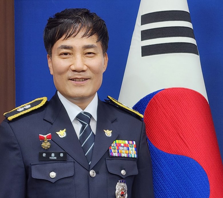 윤흥용(59·경감) 성서경찰서 수사지원팀장이 17일 대구교육청으로부터 교육감 감사패를 받았다./경북일일신문