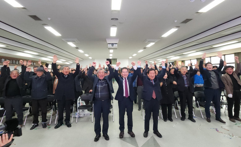 5일 오전 11시, 대구시가 군부대 이전 최종지를 군위로 발표하자 군위군청 대회의실에 모였던 사람들이 환호성을 지르고 있다./경북일일신문