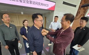 '2025 APEC 정상회의'에서 기념배지 다는 중국 경제·기업인들