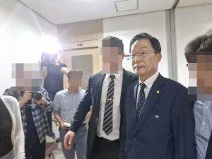 '뇌물수수 혐의