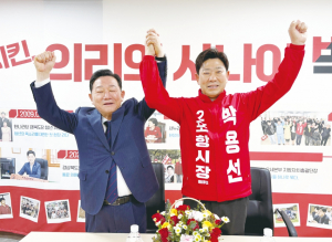 동문 선배 아름다운 포옹