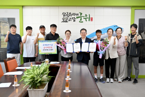군위군, 테니스 꿈나무 세계무대 밀어준다…지역 기탁금이 장학금으로