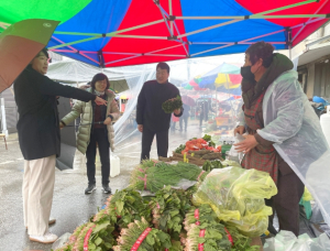 군위군의회, 설맞이 전통시장 장보기 행사